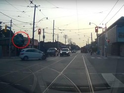 Adu Banteng dengan Mobil, Pemotor Sampai Melayang