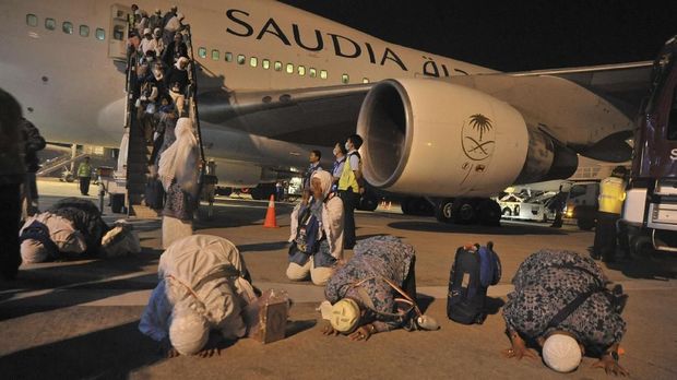 Jamaah haji kloter pertama embarkasi Palembang melakukan sujud syukur saat menginjakkan kaki di Bandara Sultan Mahmud Badaruddin II Palembang, Sumatera Selatan, Senin (27/8) malam. Debarkasi Palembang menerima kepulangan 445 jamaah haji kloter pertama asal Kabupaten Lubuk Linggau dan Kapubaten Ogan Komering Ulu (OKU)Timur. ANTARA FOTO/Feny Selly/foc/18.