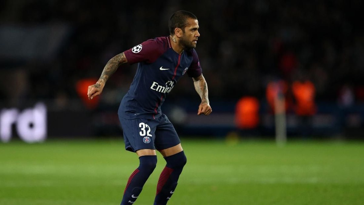 Dani Alves ketika masih bermain di PSG. (Foto: Catherine Ivill/Getty Images)