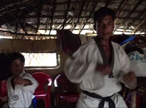 Kisah Inspiratif Pengungsi Rohingya yang Ajari Anaknya Taekwondo Kisah Inspiratif Pengungsi Rohingya yang Ajari Anaknya Taekwondo