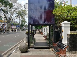Boks Misterius Tutupi Trotoar Bandung