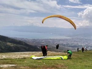 Tempat Main Paralayang Terbaik Sedunia Ada di Indonesia