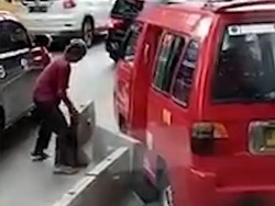 Mau Keluar Busway, Sopir Angkot Ini Nekat Bongkar Separator