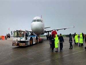 Pesawat China Mendarat Darurat Tanpa Dua Roda