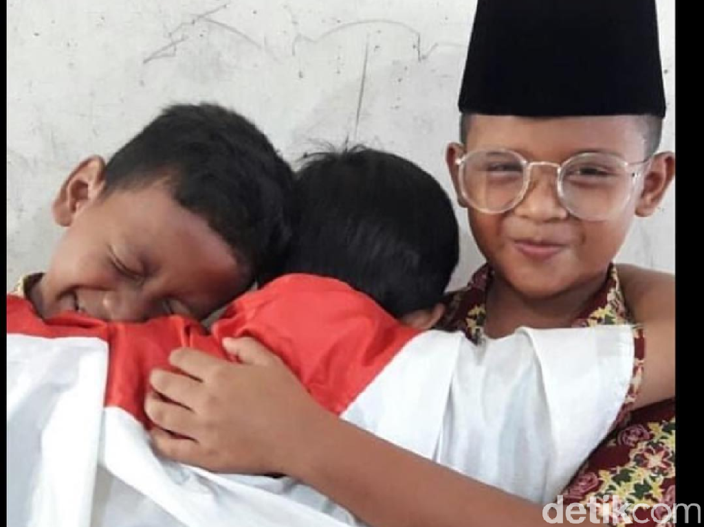 Ridwan Kamil Sayembara Foto Pelukan Jokowi-Prabowo Berhadiah Jutaan