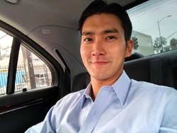 Reaksi Siwon Suju Disuguhi Raffi Ahmad Martabak hingga Peyek
