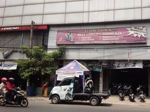 Melamun, Lengan Perempuan Terjepit Lift Diler Motor Bandung