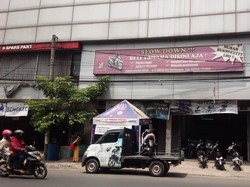 Melamun, Lengan Perempuan Terjepit Lift Diler Motor Bandung