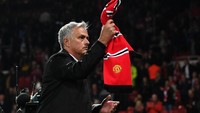 Jose Mourinho sempat cukup mengangkat performa MU. Mereka memenangi Piala Liga Inggris dan Liga Europa, juga finis runner-up di Premier League. Tapi dari sana MU kembali menurun. (Foto: Getty Images/Pool)