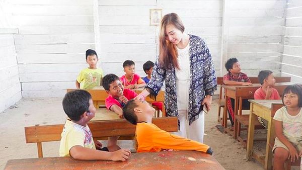 So Sweet! Kebersamaan si Cantik Wewey Wita dengan Anak-anak