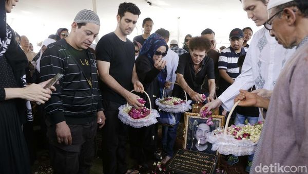 Pemakaman Faldy Anak Ahmad Albar, Lady Gaga hingga Siwon Suju