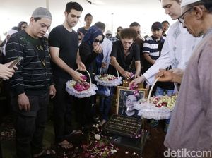 Pemakaman Faldy Anak Ahmad Albar, Lady Gaga hingga Siwon Suju