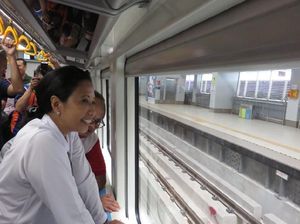 Ke Bandara, Rini Naik LRT Palembang yang Masih Sepi