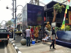 Boks Misterius Tutupi Trotoar Bandung, Ini Kata Ridwan Kamil Boks Misterius Tutupi Trotoar Bandung, Ini Kata Ridwan Kamil