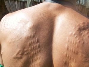 Sebagian Pria Papua Nugini Menyayat Kulit Agar Mirip Buaya