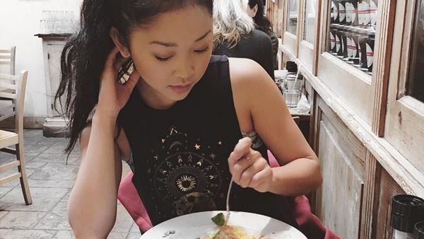 Cantiknya Lana Condor Saat Cicip Tiram hingga Masak Pasta