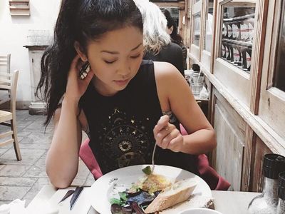 Cantiknya Lana Condor Saat Cicip Tiram hingga Masak Pasta