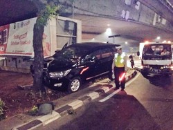 Mobil Tabrak Pohon di Tomang hingga Ringsek