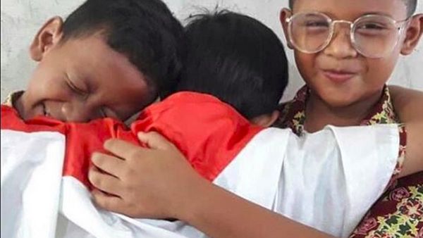 Mesranya! Ramai-ramai Foto Berpelukan ala Jokowi-Prabowo