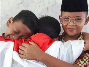 Mesranya! Ramai-ramai Foto Berpelukan ala Jokowi-Prabowo Mesranya! Ramai-ramai Foto Berpelukan ala Jokowi-Prabowo