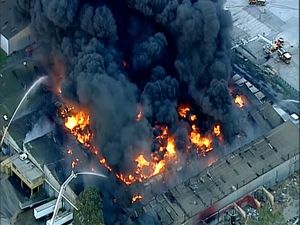 Banyak Ledakan saat Gudang di Melbourne Terbakar Hebat
