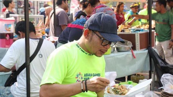 Serunya Momen Kulineran Menakertrans Hanif Dhakiri yang Doyan Kolak