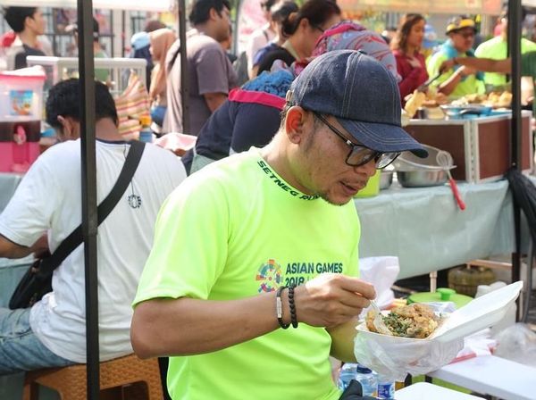 Serunya Momen Kulineran Menakertrans Hanif Dhakiri yang Doyan Kolak
