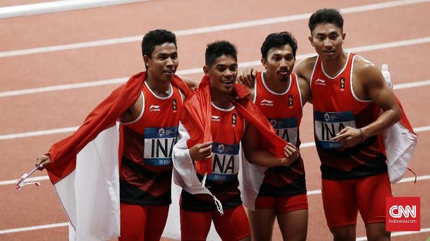 Lalu Zohri dan kawan-kawan meraih emas di nomor lari estafet 4x100 meter. (