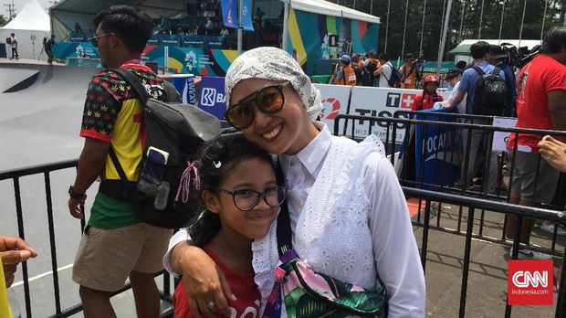 Nin Hardi (kanan) selalu memberikan dukungan kepada Aliqqa.