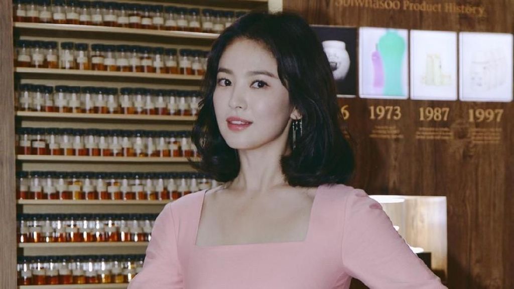 Gaya Rambut Song Hye Kyo Berubah Dalam Semalam, Dari Pendek Jadi Panjang