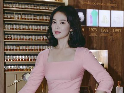 Gaya Rambut Song Hye Kyo Berubah Dalam Semalam, Dari Pendek Jadi Panjang