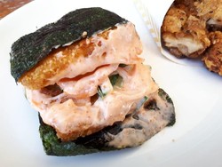 Burgushi: Nyamm! Gurih Creamy Sushi Salmon Mentai dalam Bentuk Burger