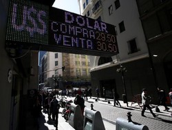 Mata Uang Argentina Anjlok 40% Lawan Dolar AS