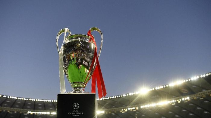 Trofi Liga Champions KIEV, UKRAINE - MAY 26: The UEFA Champions League trophy is seen pitchside prior to the UEFA Champions League Final between Real Madrid and Liverpool at NSC Olimpiyskiy Stadium on May 26, 2018 in Kiev, Ukraine. (Photo by Michael Regan/Getty Images)