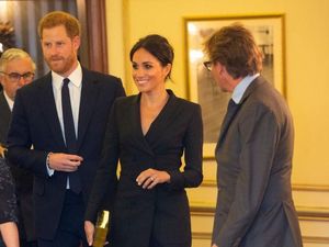 Meghan Markle Seksi Pakai Blazer Tanpa Celana, Langgar Protokol Kerajaan?