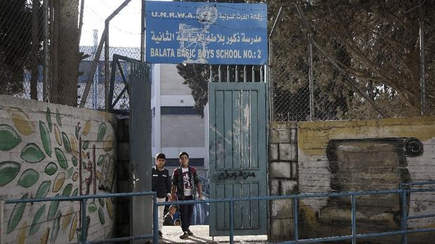 Sekolah PBB Untuk Palestina Children return to school at an establishment run by United Nations Agency for Palestinian Refugees (UNRWA) in Balata refugee camp, east of Nablus in the occupied West Bank on August 29, 2018, on the first day of classes after the summer holidays. US President Donald Trump cut of more than $200 million in aid for Gaza and the West Bank this month after earlier freezing of $300 million in annual funding for the UNRWA. / AFP PHOTO / Jaafar ASHTIYEH
