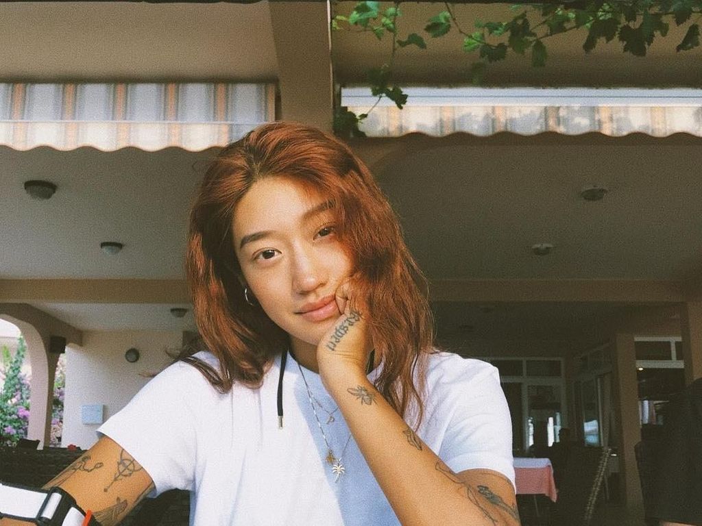 Aksi DJ Cantik Asal Korea Selatan Pungut Sampah di Pantai Bali Aksi DJ Cantik Asal Korea Selatan Pungut Sampah di Pantai Bali