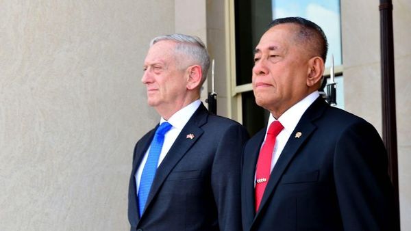 Momen Ryamizard Disambut Menhan AS dengan Meriam di Pentagon