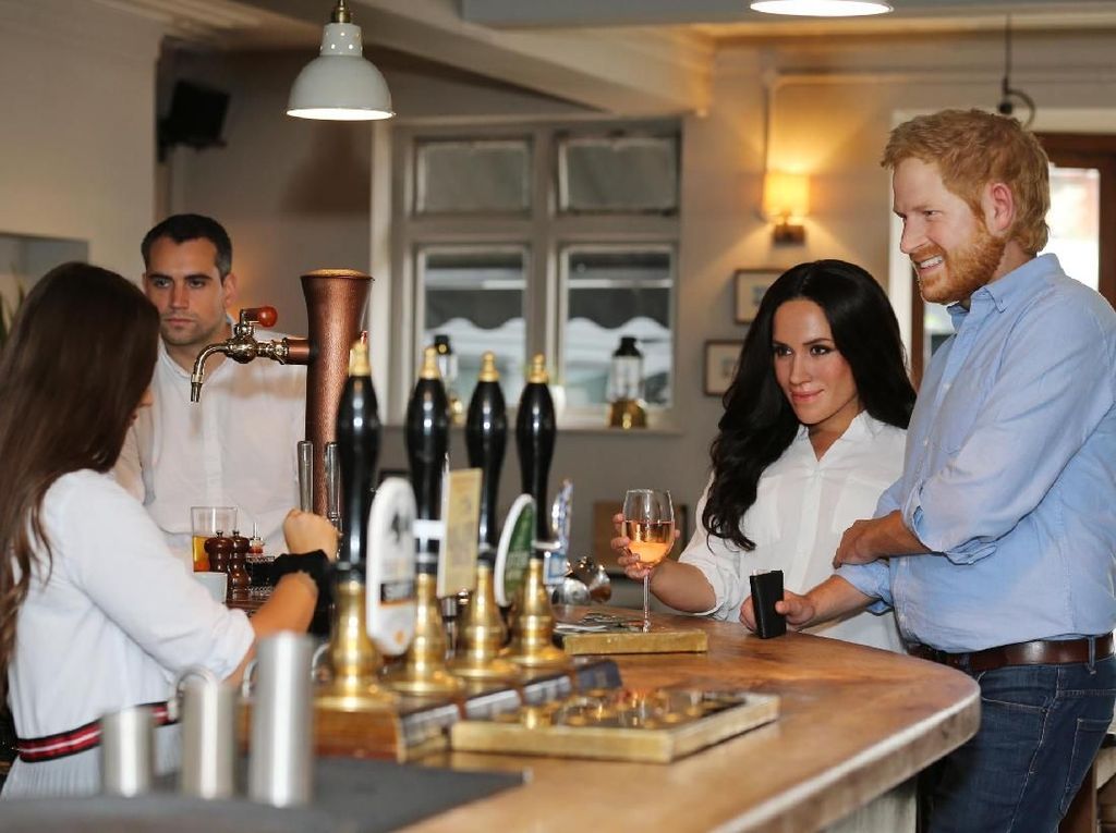 Patung Lilin Pangeran Harry dan Megan Markle Jalan-jalan di London Patung Lilin Pangeran Harry dan Megan Markle Jalan-jalan di London