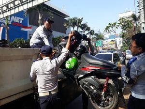 Dishub Angkut Motor Ojol yang Mangkal di Trotoar Sarinah Dishub Angkut Motor Ojol yang Mangkal di Trotoar Sarinah
