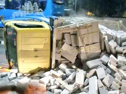 Truk Bermuatan Batako Terguling di Kuningan Jaksel