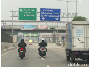 Asyiknya Dua Pemotor Masuk Jalan Tol Asyiknya Dua Pemotor Masuk Jalan Tol