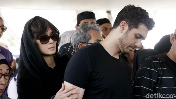 Duka Keluarga di Pemakaman Faldy Albar