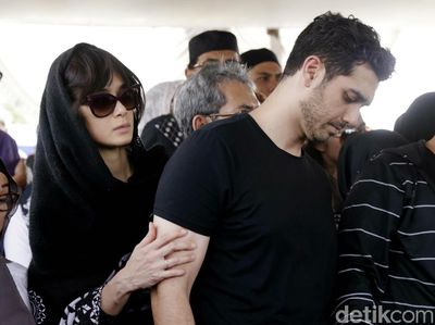 Duka Keluarga di Pemakaman Faldy Albar