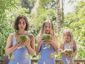 Bareng 2 Putrinya, Blogger Ini Bikin Foto Makan yang Kompak!