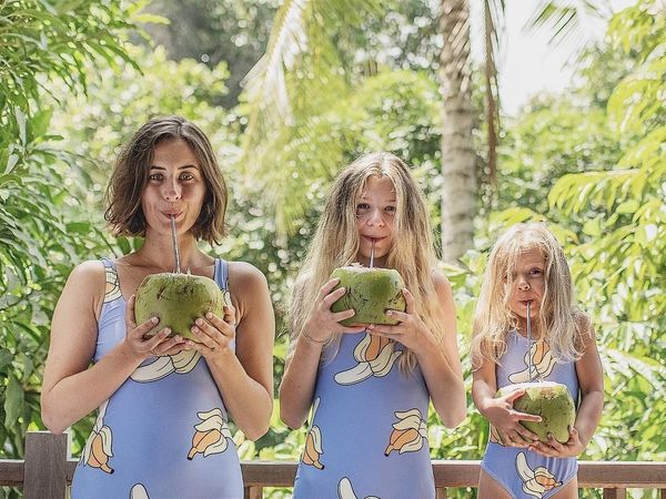 Bareng 2 Putrinya, Blogger Ini Bikin Foto Makan yang Kompak!