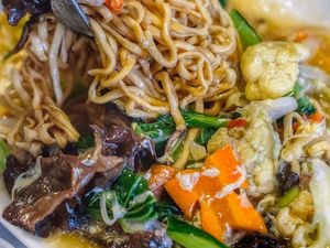 I Fu Mie Berkuah Kental Ini Bikin Makan Siang Makin Mantap