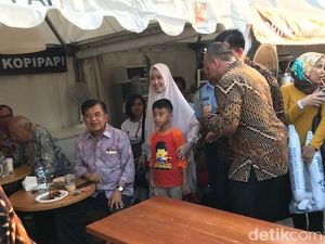 Saat JK Jadi Rebutan Foto di Arena Asian Games 2018