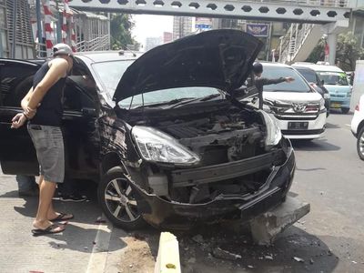 Ringsek, Begini Penampakan Mobil yang Dirusak Massa di Mangga Besar