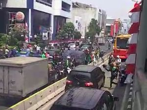 Heboh Mobil Dirusak Massa di Busway Gara-gara Tabrak Motor Heboh Mobil Dirusak Massa di Busway Gara-gara Tabrak Motor